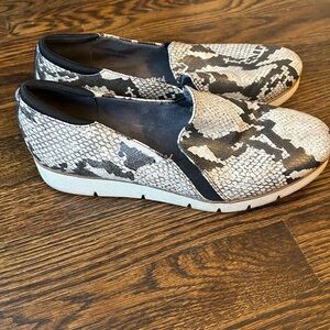 Dr. Scholl's Shoes Womens 7.5M Black NO CHILL Sneaker Faux Leather Slip On Snake